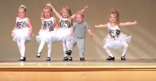 Un enfant interrompt un récital de danse pour nous offrir une performance inoubliable