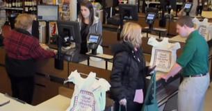 Un client insulte un employé de magasin, la réaction de la caissière l'a bien remis à sa place