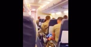 Ces troupes militaires chantent "Country Roads" pendant le vol de retour au pays après 11 mois de déploiement