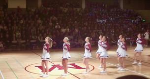 Cette incroyable chorégraphie pleine d'illusions d'optiques des pom-pom girls restera dans l'histoire du lycée