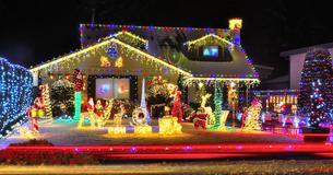 Mensen hangen kerstverlichting weer op om vrolijkheid te verspreiden tijdens de coronapandemie