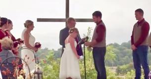 Le pasteur demande à la mariée de se mettre de côté pendant que le marié fait une "proposition" unique à la sœur de la mariée lors de la cérémonie de mariage