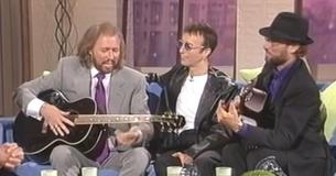 Les Bee Gees interprètent a capella l'une de leurs célèbres chansons