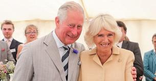 Le prince Charles publie une photo en noir et blanc avec la Reine à Clarence House