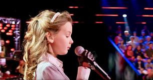 Nerveus meisje haalt diep adem en dan wordt het publiek helemaal stil door haar emotionele liedjeskeuze op The Voice Kids.