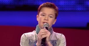 Un garçon talentueux chante "Hallelujah", puis deux filles le rejoignent en harmonie sur The Voice Kids