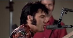 Elvis en train de répéter "Little Sister" et "Get Back" des Beatles en studio dans des images rares