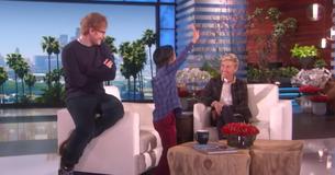 Kai, un bambino di 8 anni, non si rende conto che Ed Sheeran è seduto proprio dietro di lui mentre canta