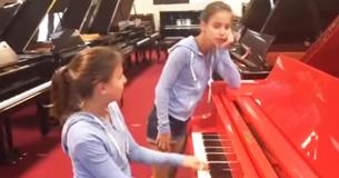 Zwillingsschwestern spielen Klavier und rocken das Haus