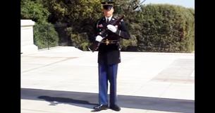 Un soldat crie sur des visiteurs irrespectueux qui se moquent du mémorial militaire