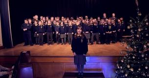 Una niña de 10 años canta su conmovedora versión de "Hallelujah", haciendo llorar al público