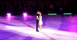Un homme et une femme impressionne le public de Kings On Ice avec leur interprétation d'une chorégraphie de "Dirty Dancing"