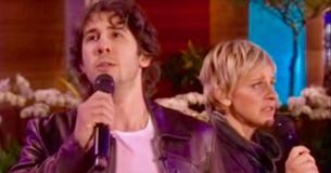 Josh Groban canta "Total eclipse of the heart" assieme a Ellen creando un'atmosfera magica sul palco