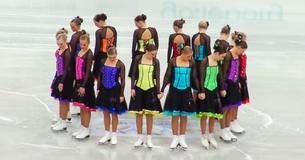16 patineurs impressionnent au championnat de patinage artistique avec une chorégraphie merveilleusement complexe