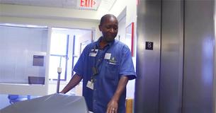 Un travailleur est chargé d'emmener un patient dans sa chambre mais des  vidéos de lui créent un émoi parmi les gens