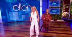 Goldie Hawn, 74 ans, danse avec sa fille Kate Hudson et vole la vedette sur la plateau du Ellen Degeneres Show