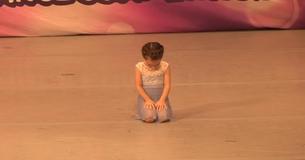 Une fillette de 4 ans se prépare à danser pour un concours et obtient la première place