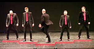 Cinq hommes entrent en scène pour danser jusqu'à ce que l'homme du milieu se retourne et vole la vedette