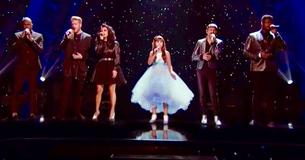 Klein iers meisje zingt 'Hallelujah' op het podium met Pentatonix en krijgt een staande ovatie.