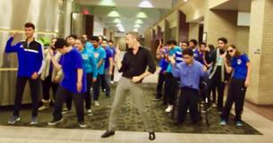 Un professeur de Dallas inspire ses élèves en dansant sur du "Uptown Funk" avec toute l'école