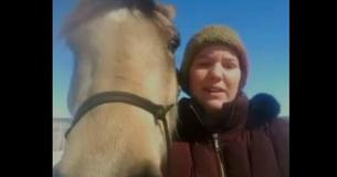 Un adolescent parcourt à cheval plusieurs kilomètres à travers une tempête de neige pour rejoindre un chauffeur de camion en détresse repéré sur une caméra de surveillance, avec un café et un dîner