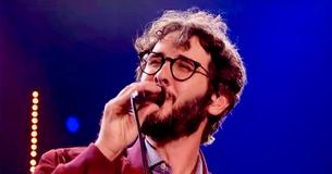 Josh Groban inspireert menigte met geweldige cover van "You Raise Me Up" op openlucht muziekfestival