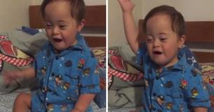 Schattige peuter met downsyndroom zingt mee met 'Girl on Fire'