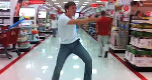 Man krijgt lachers op hand als hij danst op bekend nummer uit de film 'Footloose' in winkel