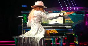 Lady Gaga dédie son interprétation spectaculaire de "Million Reasons" à l'acteur Bradley Cooper et à sa mère