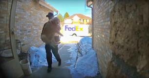 Une caméra de sonnette film un chauffeur "livrer" un chien de famille perdu à la maison