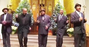 Cinq hommes et un bassiste interprètent la version moderne de "Stand By Me" à l'église et impressionnent le public
