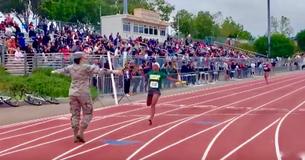 Une jeune star de la piste court jusqu'à la ligne d'arrivée et se retrouve soudainement dans les bras de sa mère militaire