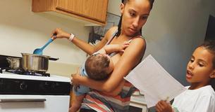 Une mère de quatre enfants réagit aux détracteurs qui ont critiqué une photo candide de son mari