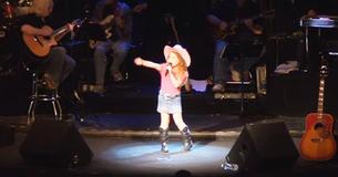 Une petite cowgirl gagne les cœurs grâce à sa performance de yodel