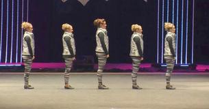 Les mouvements de danse enflammée de femmes illuminent la scène lors des championnats de Clogging