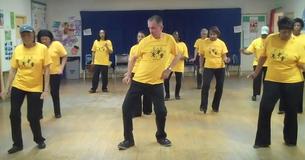 Une personne âgée vole la vedette lors d'un spectacle de danse R&B