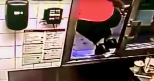 Un travailleur de la restauration rapide se met en mode "héros" quand les enfants d'une femme commencent à crier à l'intérieur d'une voiture en marche lors d'un service volant
