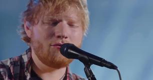 Ed Sheeran rend hommage à Elvis Presley avec une interprétation tendre de "Can't Help Falling In Love" lors de l’émission hommage aux stars