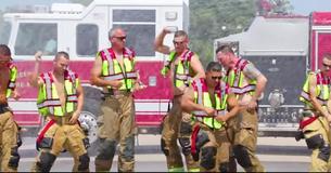 Les pompiers acceptent de relever le défi et montent d'un cran grâce à leur mouvement grésillant