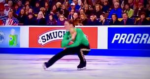 Un patineur olympique mène une "danse irlandaise" sur la glace et éblouit un stade entier avec ses mouvements de pieds