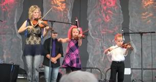 Familie speelt samen viool tijdens het Irish Festival en het is een onvergetelijk optreden