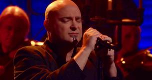 Le chanteur de Heavy Metal "Disturbed" chante une version époustouflante de "Sound Of Silence"