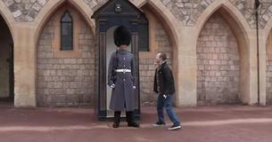 Man met Down Syndroom benadert broer tijdens zijn baan als Queen's Guard en de plotselinge reactie zorgt ervoor dat hij gaat rennen