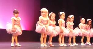 Une fille de 2 ans refuse de danser jusqu'à ce qu'elle aperçoive la caméra, puis décide d'offrir une performance unique