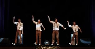 Quatre amis dansent sur un classique des années 60 en offrant un spectacle épique à chaque fois que la musique change
