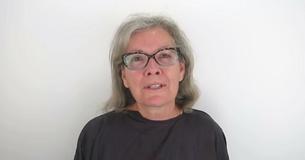 Une dame aux cheveux gris est devenue superbe après son relooking