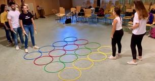 Un groupe d'enfants effectue une étonnante routine de danse de coordination