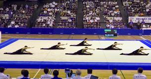Des gymnastes de lycée se lancent dans une parfaite synchronisation et remportent le championnat