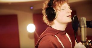 Ed Sheeran canta la cover della classica canzone popolare "Wayfaring Stranger" dal vivo in studio