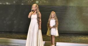 Deux soeurs enflamment le coeur de tout le monde dès le début de leur duo époustouflant
